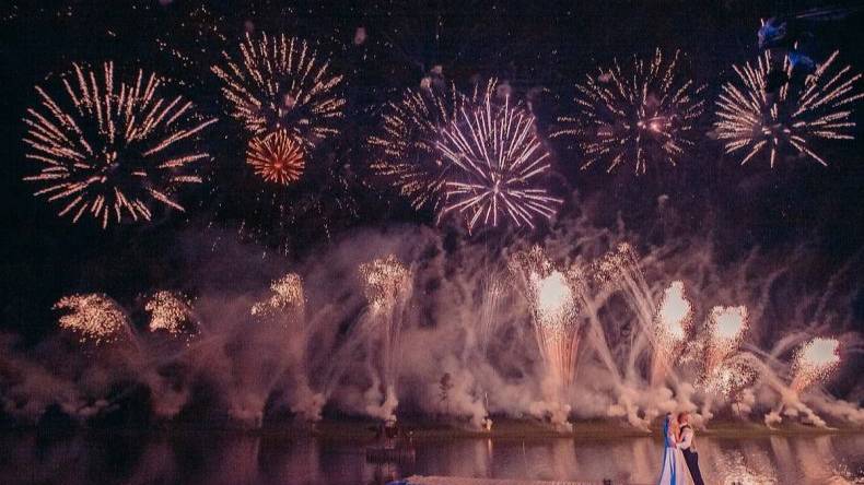 Уличные фонтаны 5 метров 60 сек
Казань Дворец земледельцев "День Республики Татарстан и День города" смотреть онлайн