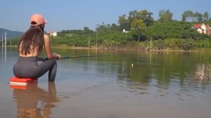 Девушка охотится на гигантского черного карпа #fishing