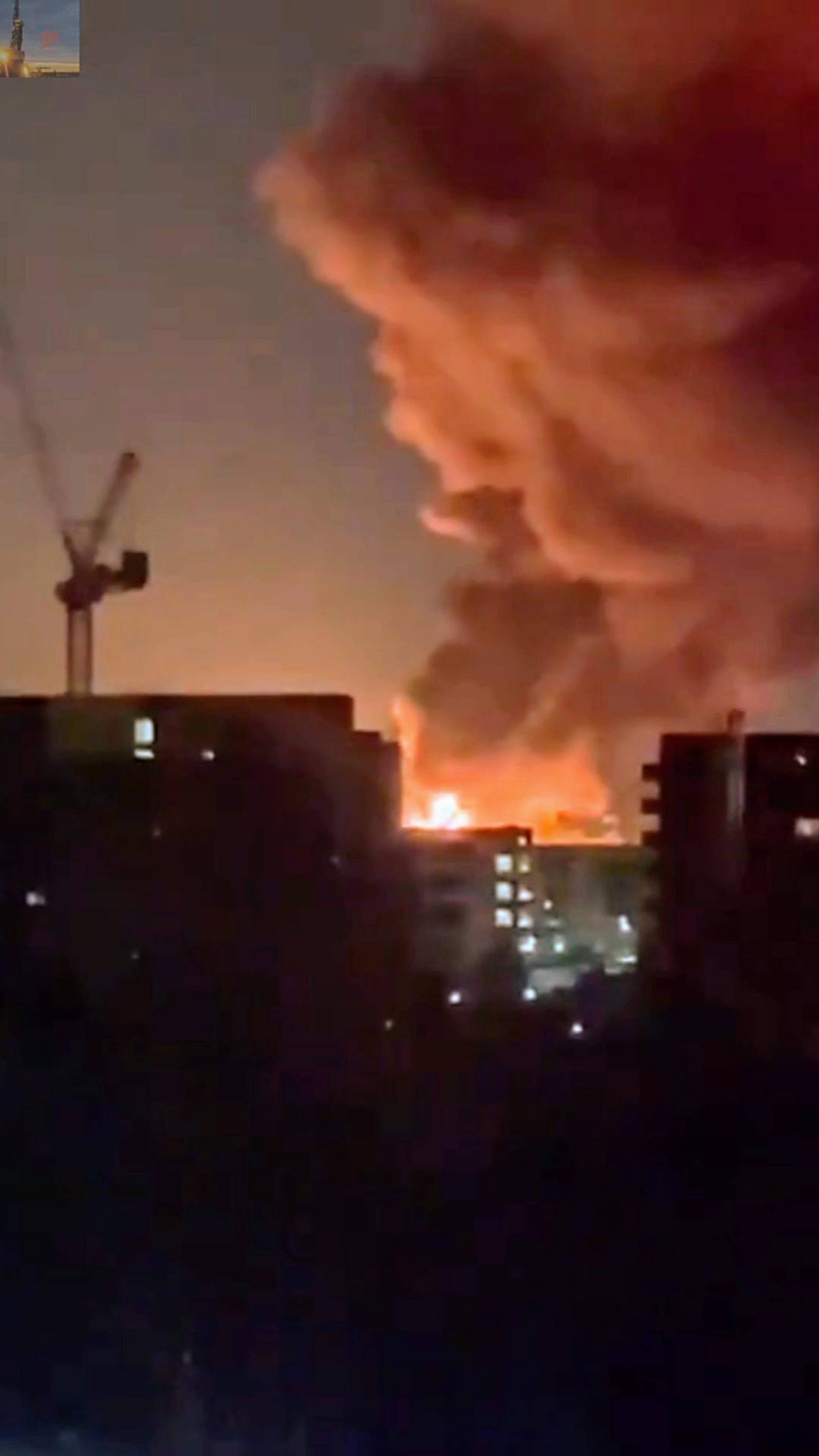 Пожар на электроподстанции в Лондоне, привёл к сбою работы аэропорта в Хитроу. смотреть онлайн