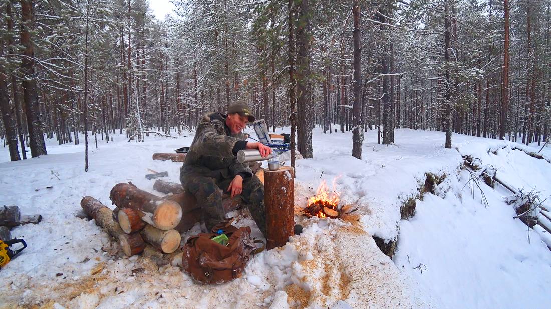 Поехал в лес строить столик на берегу таёжной реки. 1/2 серия смотреть онлайн