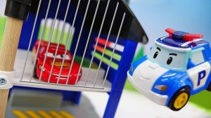 Игрушечные машины помощники. Авария. Видео для мальчиков.