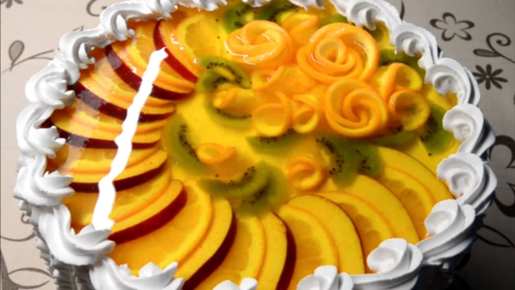 Украшаем торт фруктами и желе!!!