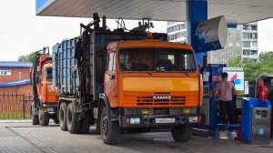 Мусоровоз МК-20-01 на шасси КамАЗ-53215R (Р 689 НН 22). Работа. / KAMAZ garbage truck.
