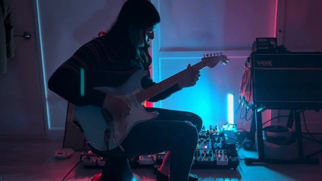 Hypnotic, interlocking guitar melodies through reverb and drum delay смотреть онлайн