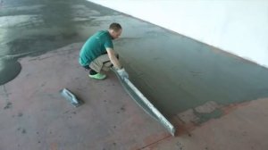 Выравнивание пола плиточным клеем.