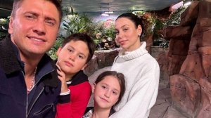 Павел Прилучный целовался с дельфином на глазах Зепюр Брутян и младшего сына