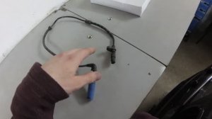 BMW X5 e53. Замена датчика ABS.