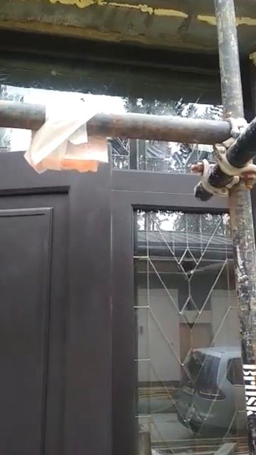 Входная группа из массива дерева с фацетными витражами Реалистик в стеклопакетах смотреть онлайн