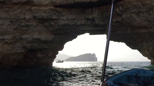 Boat tour to arch rock Qantab beach. смотреть онлайн