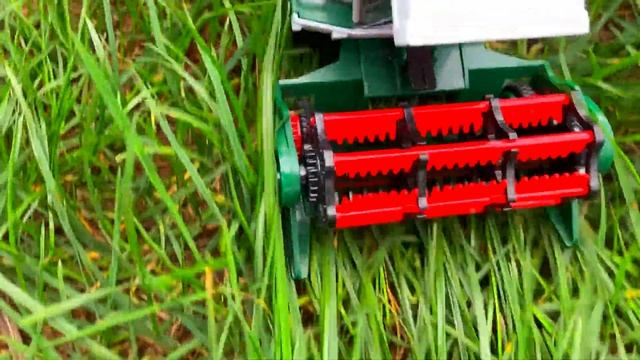 Машинки Bruder комбайн. Трактор синий работает в поле смотреть онлайн