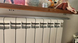 Как приклеить обои за радиатором отопления