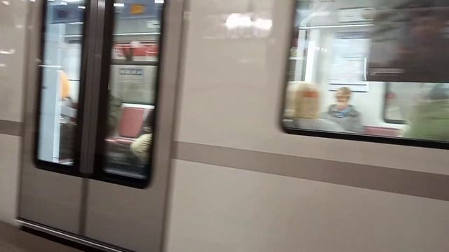 17 октября 2023. Метропоезд "Балтиец" №130 отправляется от станции метро "Автово" смотреть онлайн