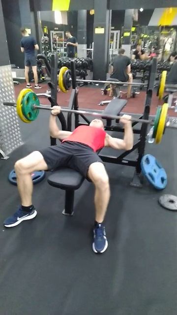 1 Жим штанги на горизонтальной скамье