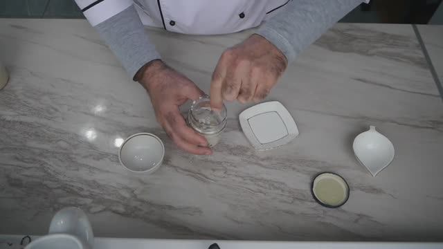 Кормление пшеничной закваски.