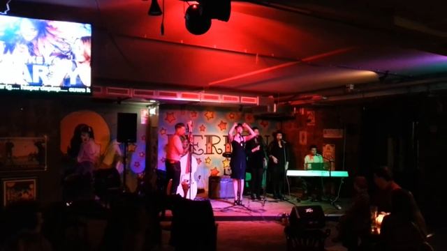 Roswitha Commandeur & Band perform Rebel. смотреть онлайн