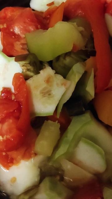 Осенняя еда- всë, что есть в доме, режем и в кастрюлю- ждем и получаем овощное рагу. Соль по вкусу!! смотреть онлайн