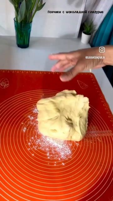 Пончики с шоколадным глазурью 🍩