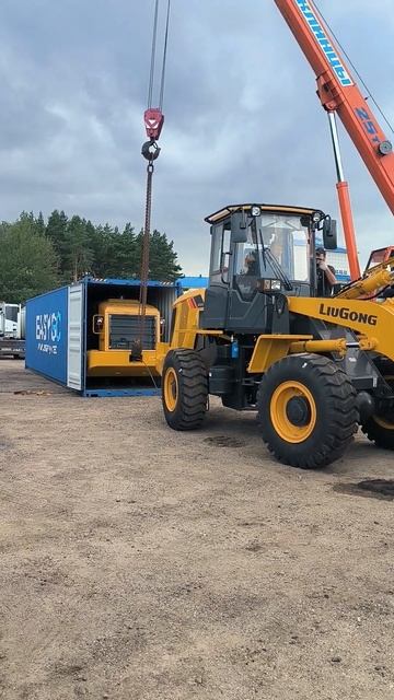Пробуем вытащить погрузчик из контейнера при помощи автокрана и погрузчика #liugong #shorts #alfaru смотреть онлайн