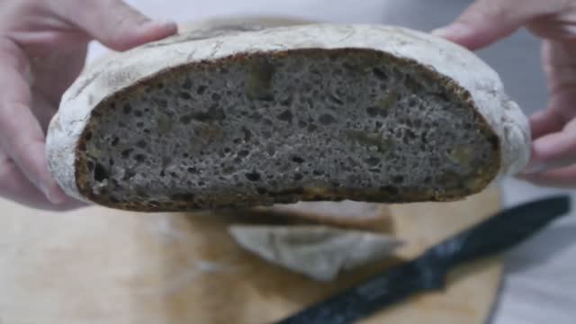 Пшенично-ржаной подовый хлеб на закваске с грецкими орехами.