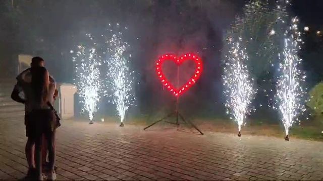 Горящие пиротехническое сердцa и пиротехнические фонтаны холодного огня.Предложение руки и сердца! смотреть онлайн