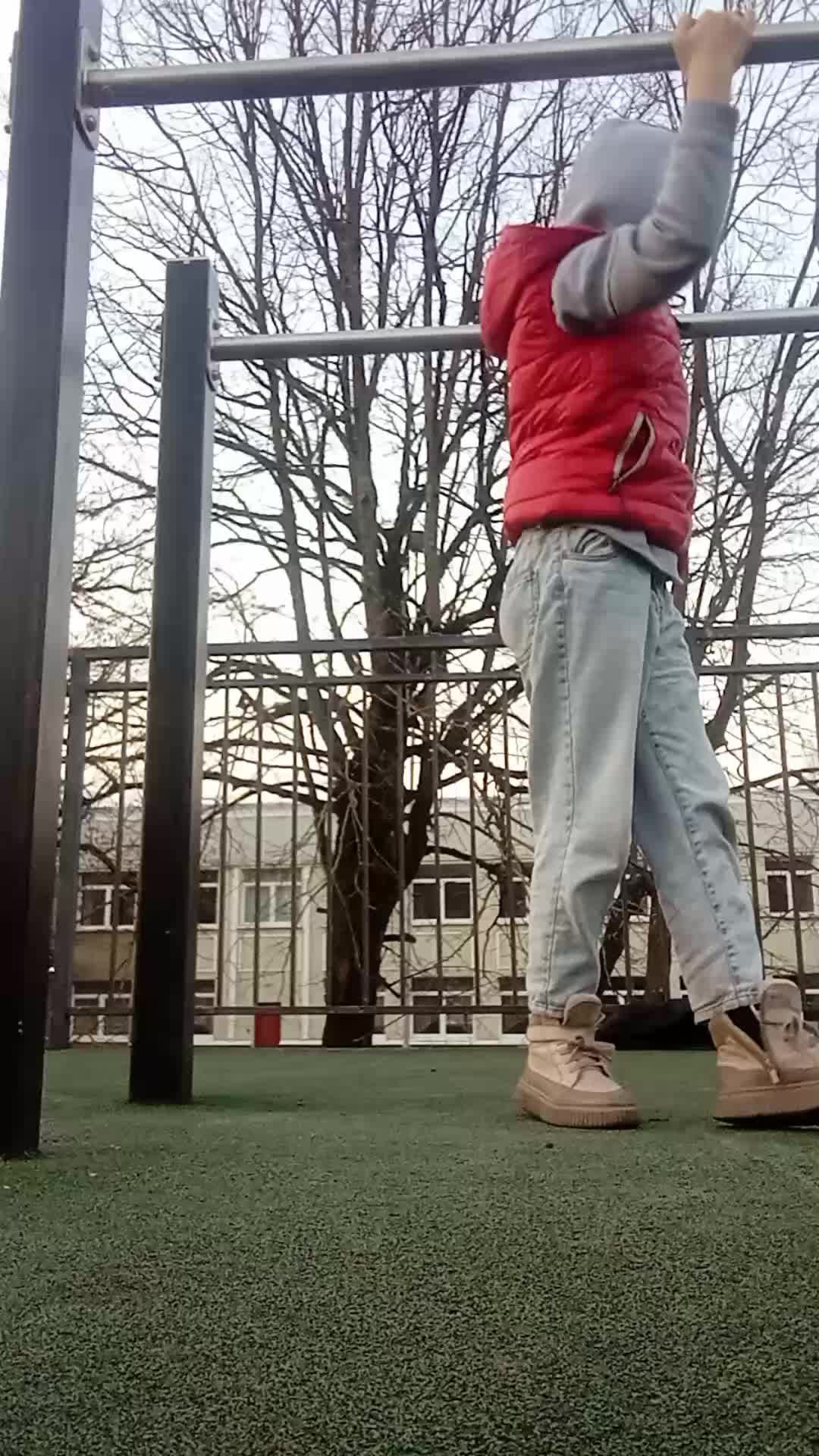 делаю кувырки на турнике смотреть онлайн