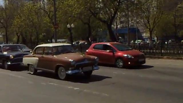 Парад ретро автомобилей 9 мая 2015 у кинотеатра Победа