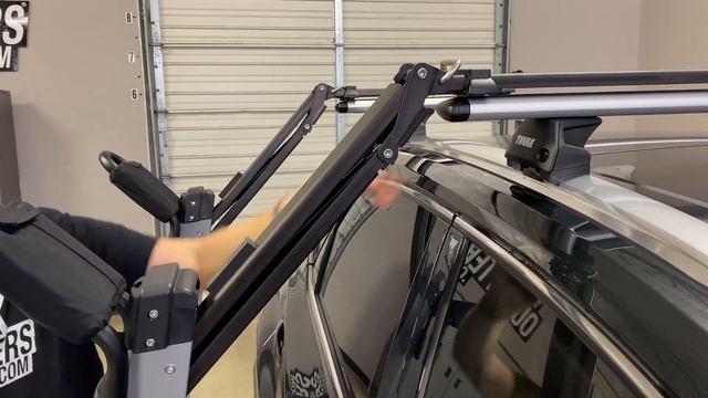 Thule 898 Hullavator Kayak Lift Assist Carrier on Lexus NX with Thule Roof Rack смотреть онлайн