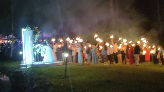 Арка из бенгальских свечей и парковый салют. Цветные бенгальские огни +салют.Звони 📱8966-240-09-09 смотреть онлайн