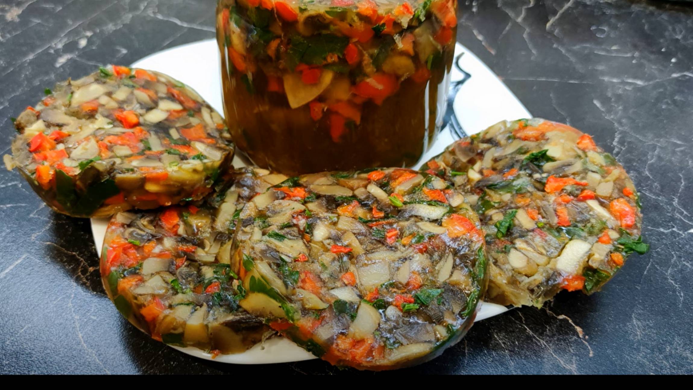 Овощное заливное в бутылке. Овощной холодец на праздничный стол. Рецепт заливного. смотреть онлайн