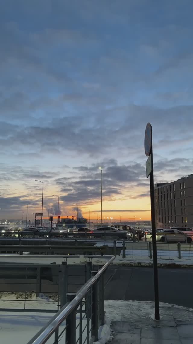 Хорошо, когда есть время во время пересадки наблюдать красоту взлёта и посадок самолётов смотреть онлайн