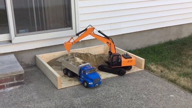 Rc4wd hydraulic excavator and custom hydraulic dump truck. смотреть онлайн