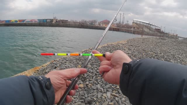 Весенняя рыбалка на черном море. Проверяем клев в марте 2025 года смотреть онлайн