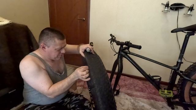 Рембаза в эфире.Меняем зимние покрышки на летние у фэтбайка Giant Yukon 2.Бескамерка или камеры? смотреть онлайн