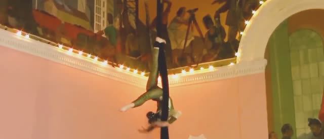 Юная циркачка. Воздушная акробатика под куполом и без страховки. Максимальный предел риска смотреть онлайн