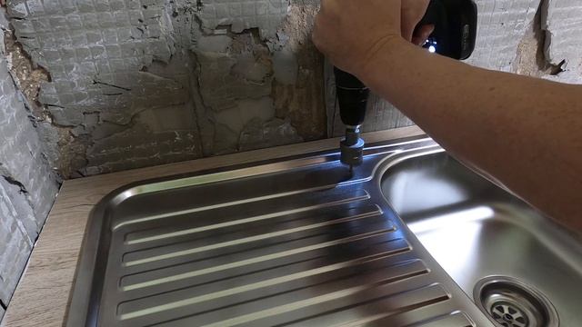 сверление отверстия для смесителя в мойке из нержавейки смотреть онлайн