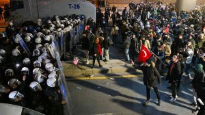 Драки с полицией на улицах, около 100 человек задержано. Протесты в Турции набирают обороты