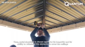 Двое мужчин построили огромный амбар стоимостью 750 000 долларов всего за год от начала до конца
