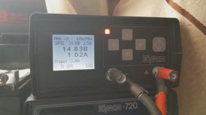 Замкнул AGM аккумулятор на КУЛОН 830.  Терморозетка  отключила ЗУ. АКБ перешел в терморазгон...