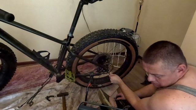На Рембазе проблемы.Не откручивается заднее колесо у фэтбайка.Что случилось?Рукожоп снова в деле. смотреть онлайн