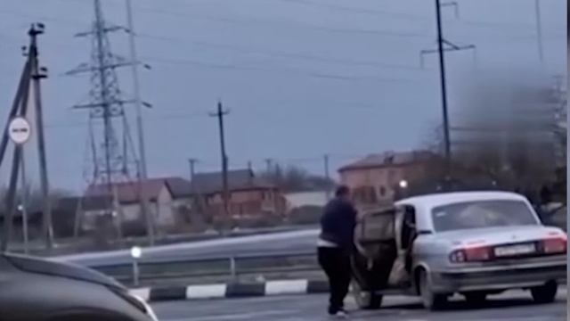 посадил к себе в Волгу двух Телочек смотреть онлайн