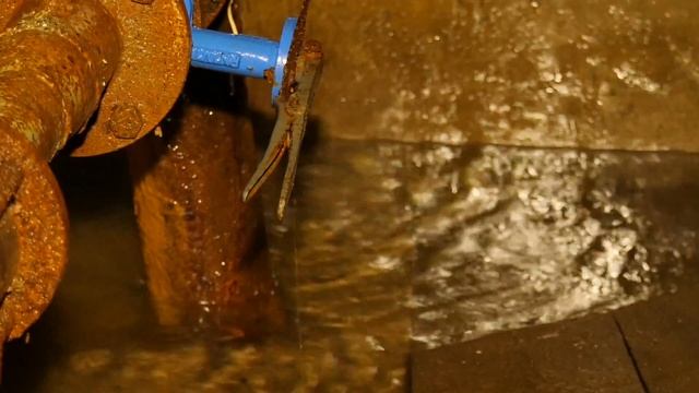 Орске в подвале дома появился небольшой пруд за счет жильцов 4 смотреть онлайн