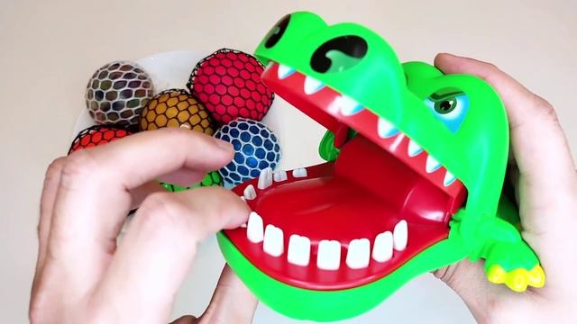 Крокодил-стоматолог, поедающий слизистые сетчатые шарики -Crocodile Dentist eating Slime Mesh Balls смотреть онлайн
