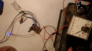 Зарядное на КТ 117 и тиристоре, есть защита от КЗ.