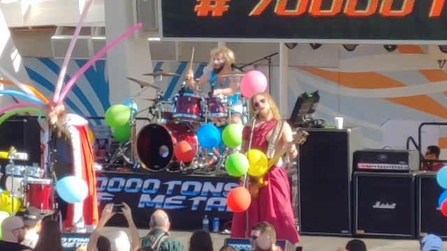 Trollfest Pool Deck Princesses killing it on 70k Tons Of Metal Cozumel смотреть онлайн