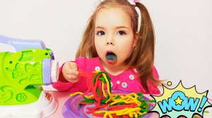 Настя играет с цветной лапшой