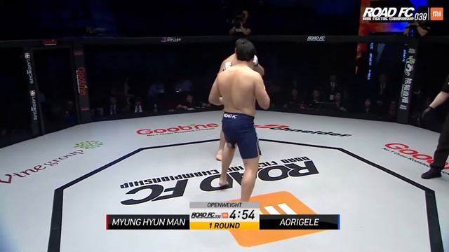 Il termine un combat MMA en 9 secondes après un violent coup de pied dans les couilles смотреть онлайн
