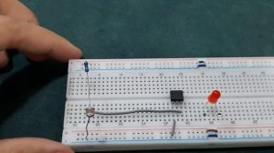 Automatic Night Light Using 4N35 IC on Breadboard #breadboard#ledcircuit