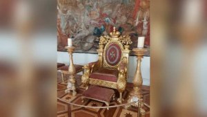 Взобравшийся на трон Павла I посетитель Эрмитажа задержан в Петербурге