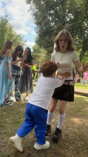 вытолкнул из кадра 😳