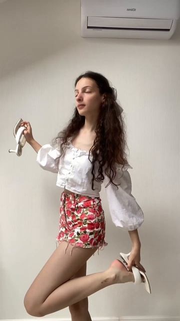 давай вместе соберёмся на летнюю прогулку🍓привет! меня зовут Аврора! подписывайся!#fashion #outfit смотреть онлайн